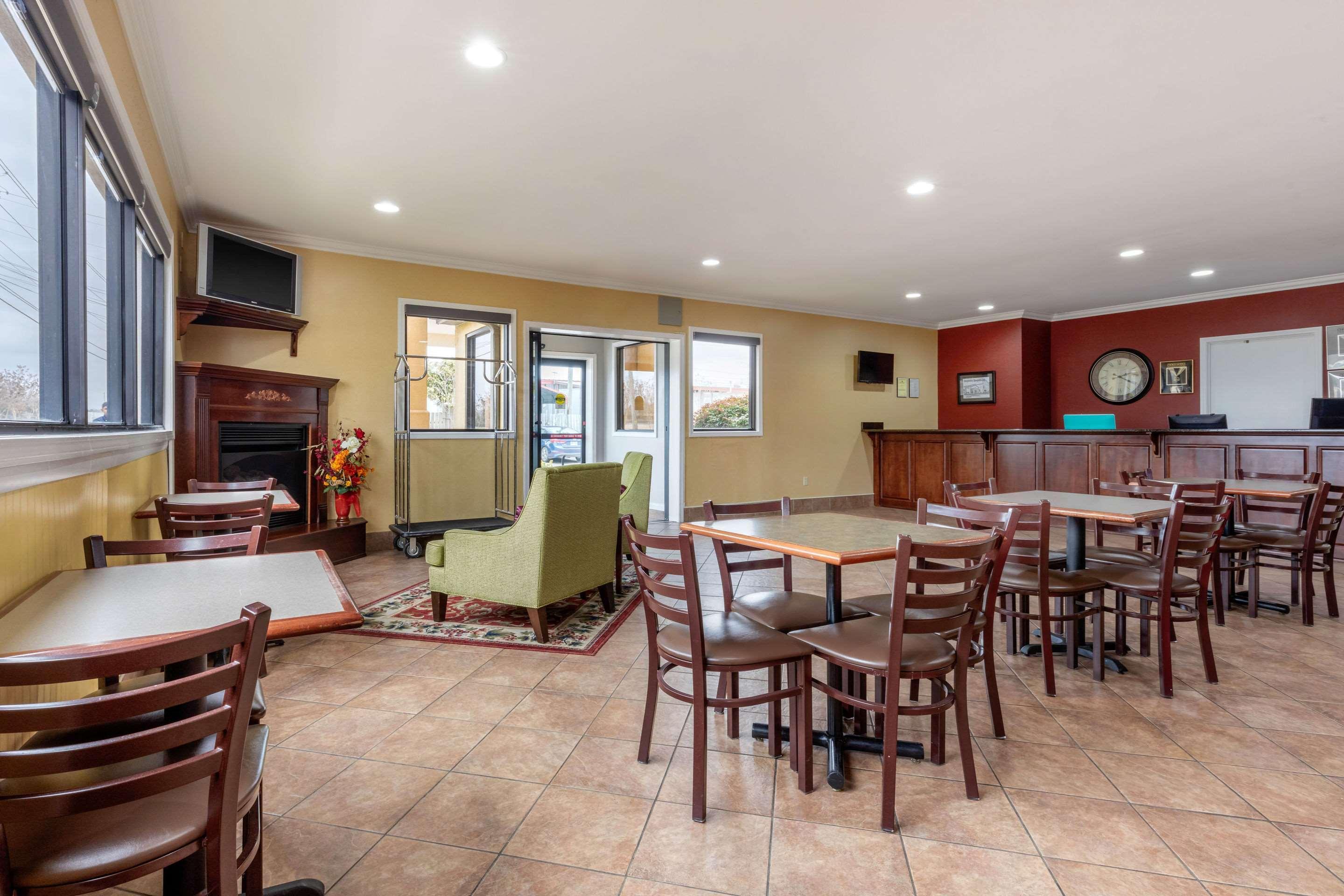 Quality Inn & Suites Demopolis Buitenkant foto